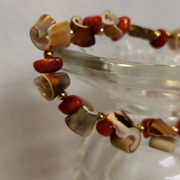 Vintage Shell Bracelet - Picture 3 of 5